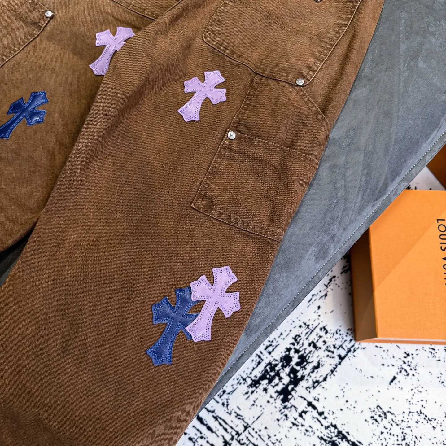 P300 Chrome Hearts Chrome Hearts Brown Logging Purple Multi-Leather Jeans Multi-leather Label Work Jeans CH Jeans All need to be washed and then disassembled and hand-stitched with sheepskin cross leather and then spliced together to complete. The whole process is too complicated to describe. About Chrome Hearts This is an extremely luxurious fashion brand that can also be called the aristocrat of the high street. It has always been an exclusive brand for some hipsters or the rich second generation. Compared with ordinary high streets, it is more luxurious and noble. Compared with luxury brands, it has a more fashionable personality. It has always been a brand that I have a special liking for. Color: Brown Size: 28 30 32 34 36